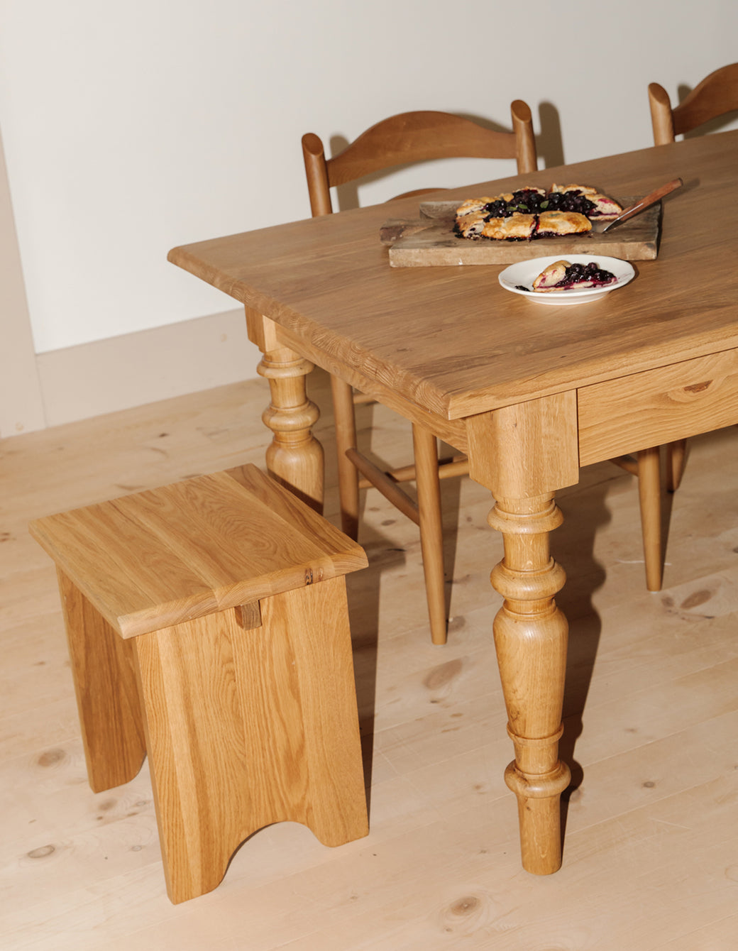 Spindle Dining Table, Seats 4-6 People, Warm Oak